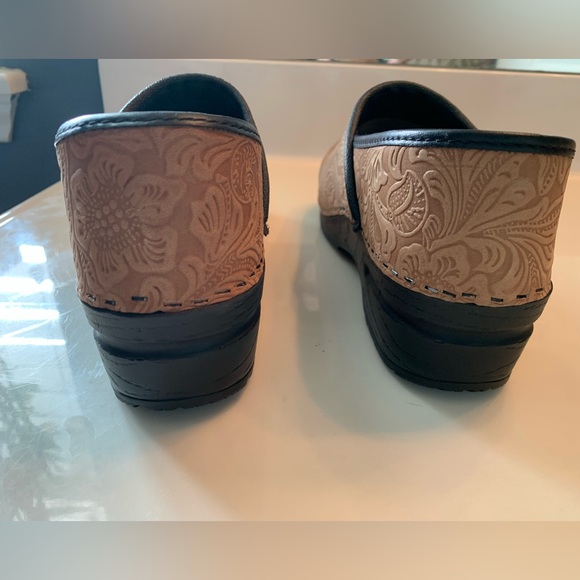 Bjork shoes | Swedish comfort | brown tooled floral clog mu|e | Size 9 Eur 39-40 - Picture 10 of 16